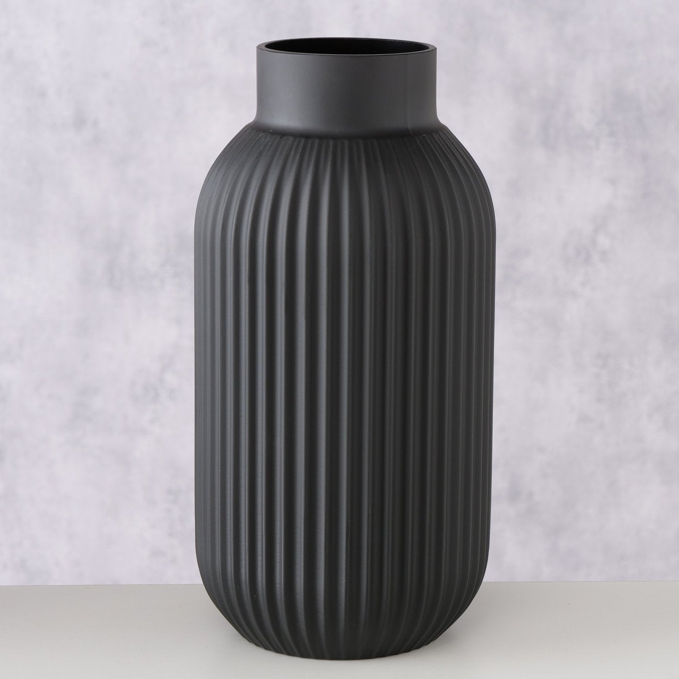 Handgearbeitete Vase aus in schwarzmatt aus lackiertem Glas